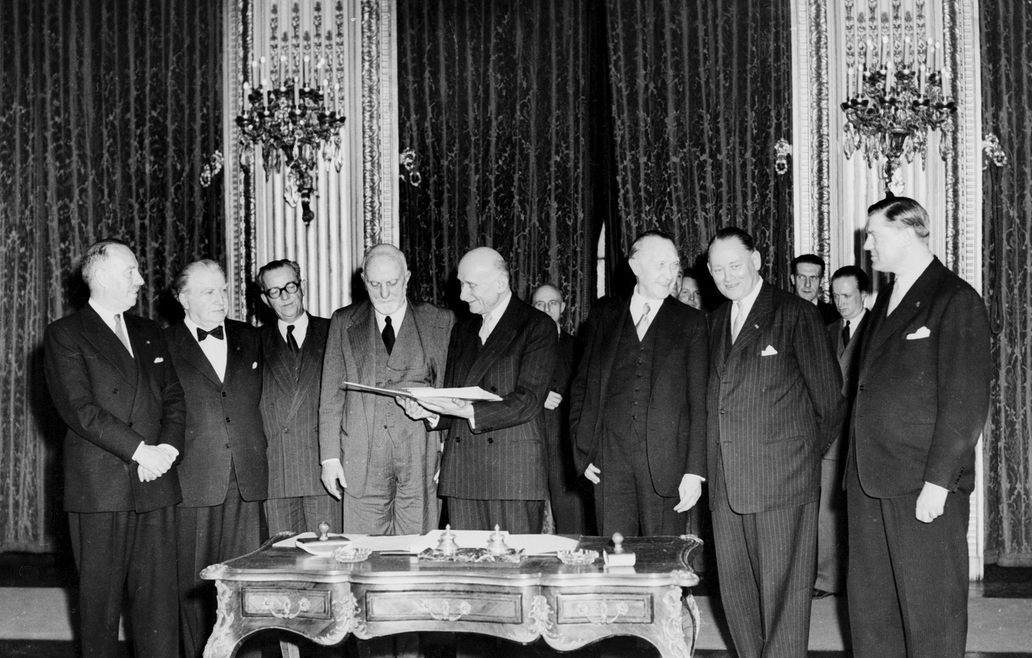 Signing of Treaty of Paris_Wikimedia Commons.png