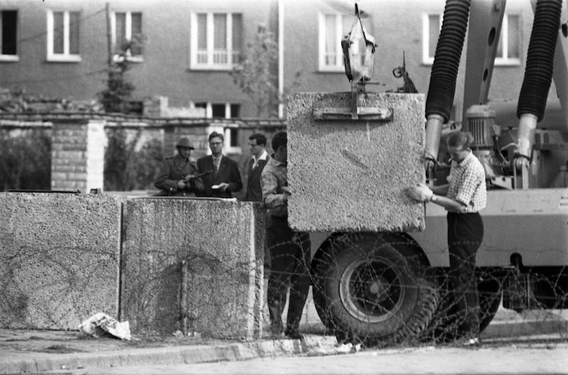 002__mauerbau-in-berlin-im-august-1961.jpg